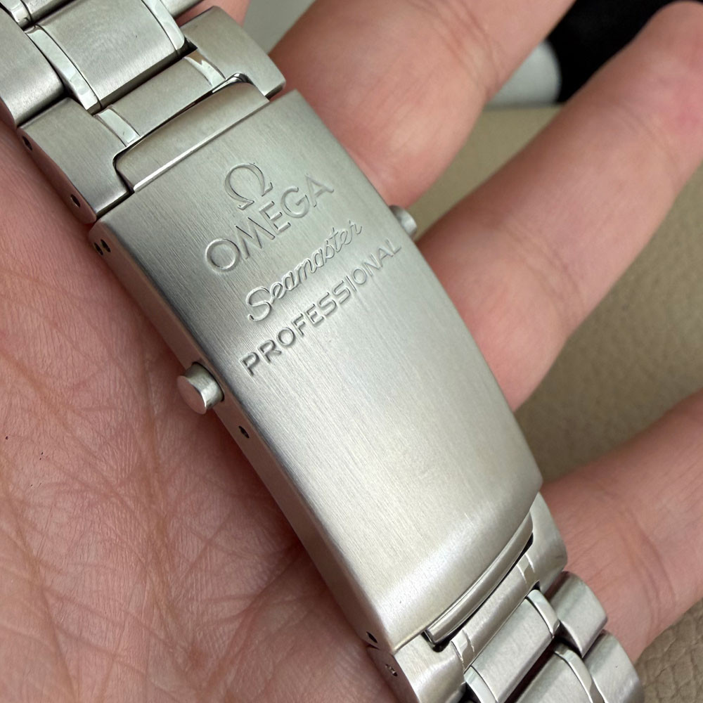 Omega Seamaster Electric Blue 22558000 9