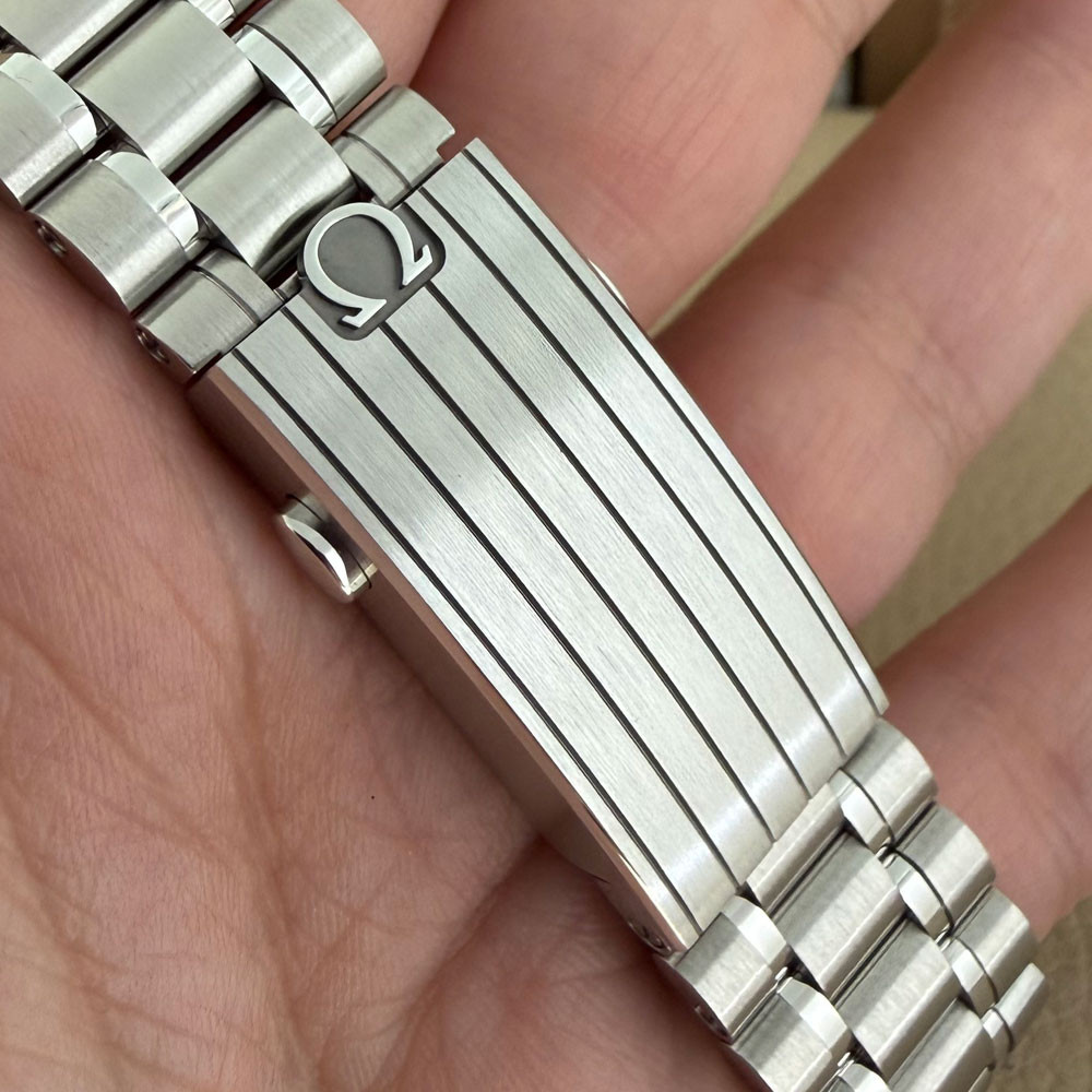 Omega Speedmaster Silver Snoopy Award 31032425002001 11